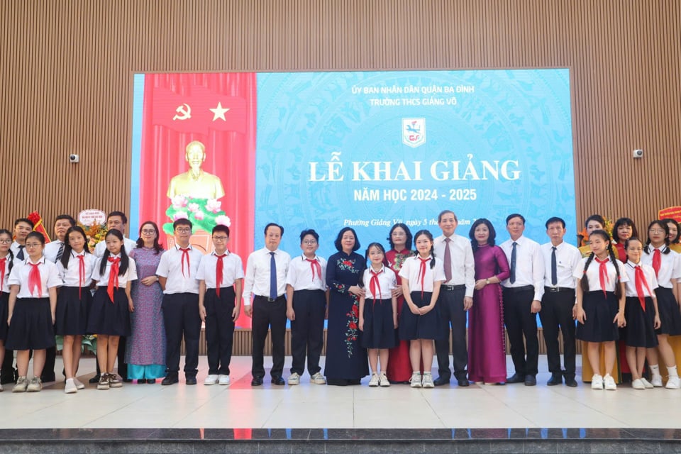 Bí thư Thành ủy Hà Nội dự khai giảng năm học mới tại Trường THCS Giảng Võ - Ảnh 1