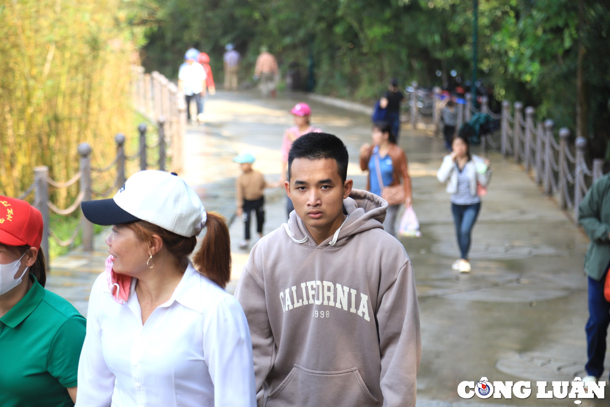 Touristen erobern die Thuong-Pagode in Tay Yen Tu, Bild 7