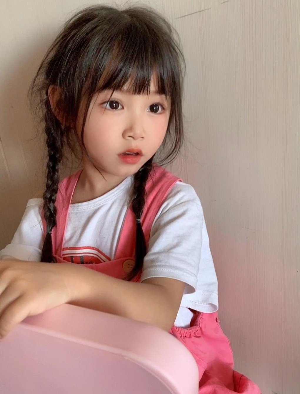 Bé gái xinh đẹp hút 2,4 triệu lượt theo dõi, gây bất ngờ khi mắc bệnh lạ - 1