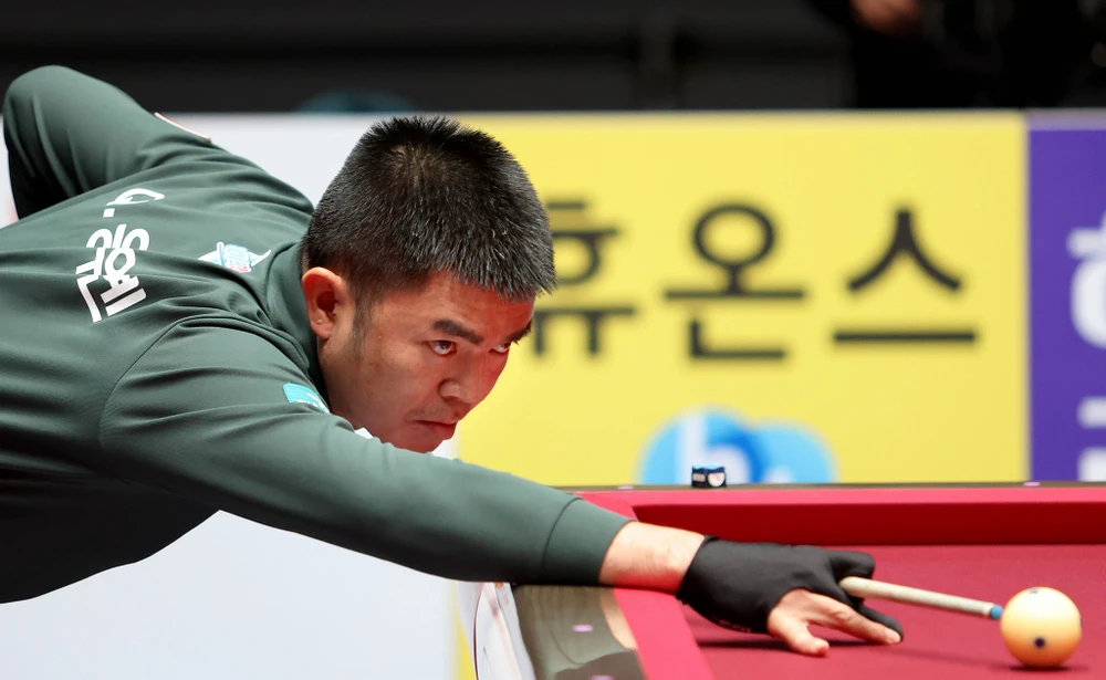 Nguyen Quoc Nguyen ayuda a su equipo a volver a la carrera por los billetes para la final. Foto: Kim Young Hun