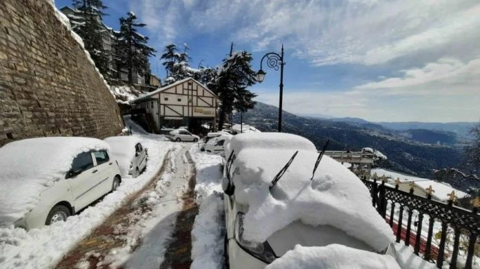 インド：大雪が人々の生活に影響