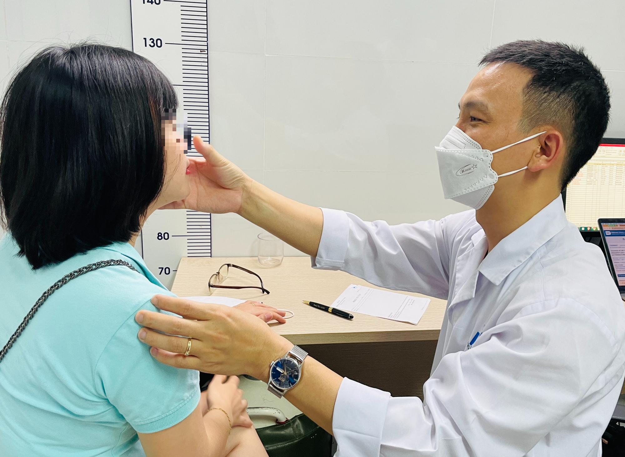 Mở góc mắt tạo mắt bồ câu, cô gái trẻ mang thêm tật - Ảnh 1.