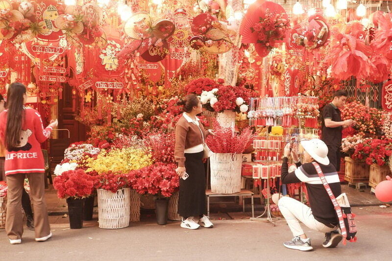 Những ngày cận kề dịp lễ Tết, cả dãy phố Hàng Mã ngập tràn trong “sắc đỏ” với cành mai cành đào, đèn lồng, dây lộc, lì xì,... thu hút nhiều du khách đến mua sắm, chụp ảnh. Ảnh: Tường Vy 