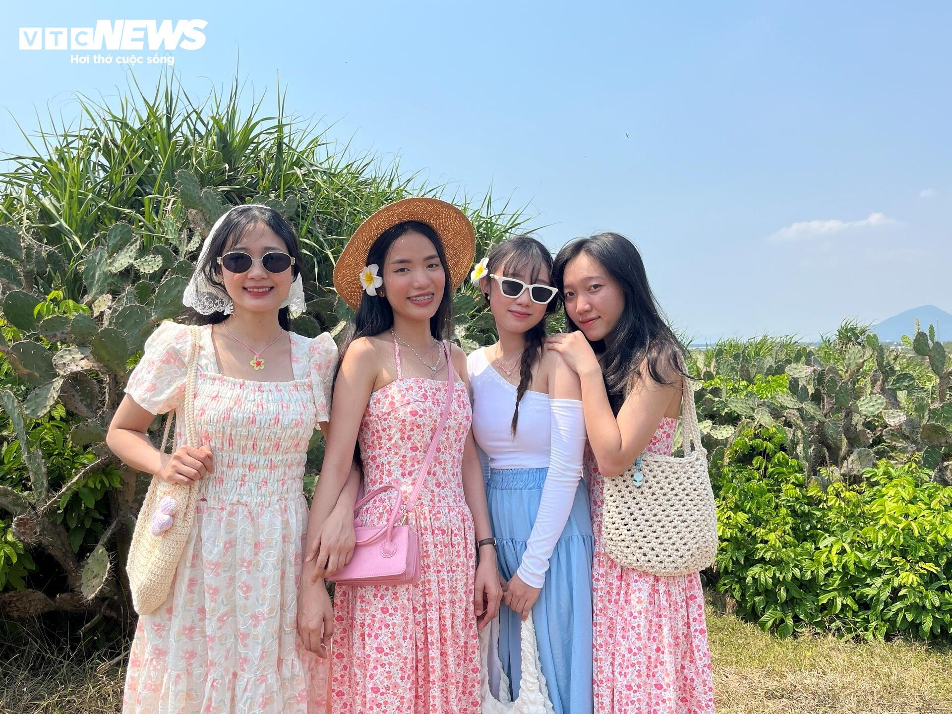 Das Set von „Ich sehe gelbe Blumen auf grünem Gras“ in Phu Yen ansehen, bevor man einen neuen Mantel anzieht – 7