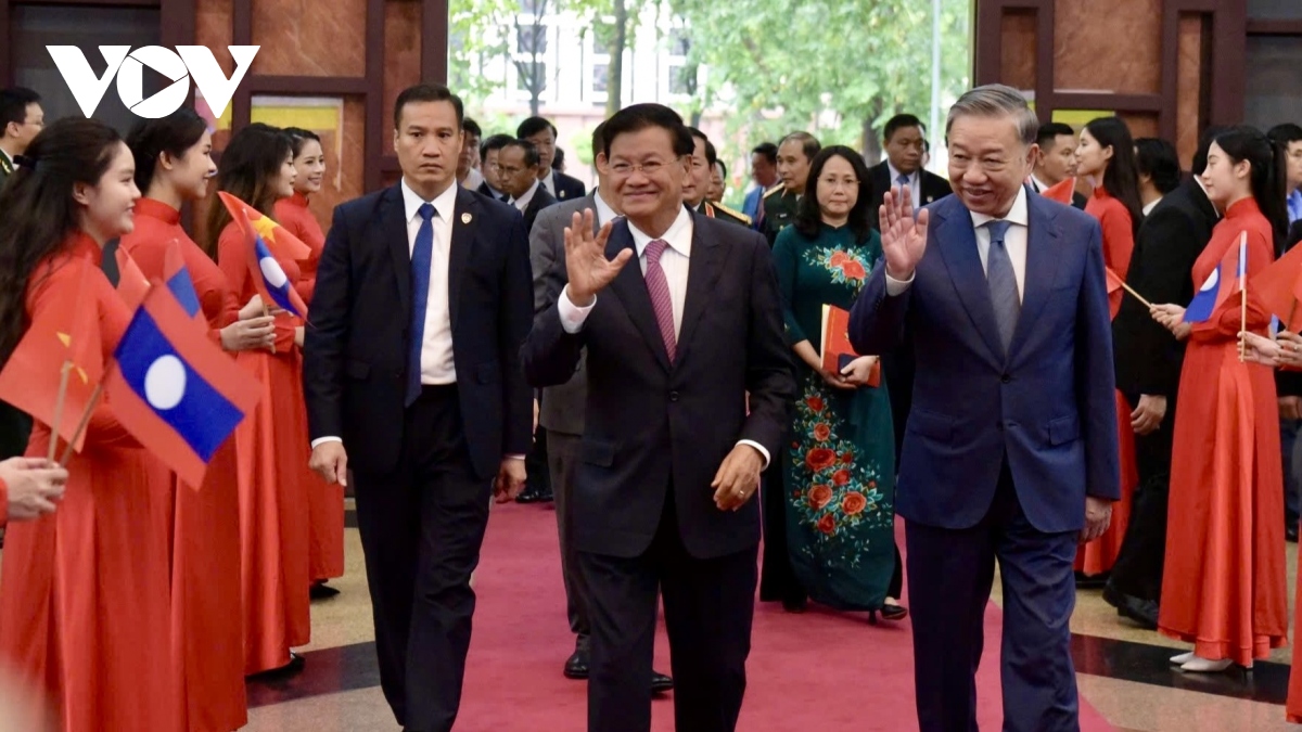 Lao General Secretary and President meets with former Vietnamese volunteer soldiers and experts