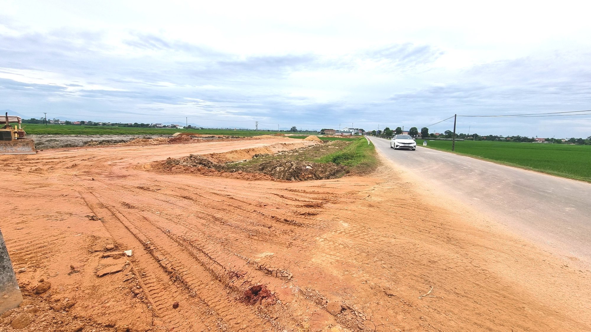 Chủ đầu tư dự án khu dân cư đấu nối trái phép vào đường tỉnh bị xử phạt- Ảnh 1.