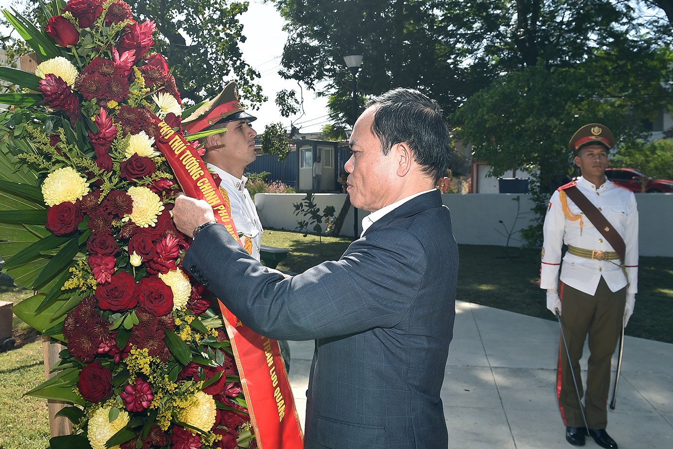 รองนายกรัฐมนตรี Tran Luu Quang มอบดอกไม้รำลึกถึงประธานาธิบดีโฮจิมินห์ในคิวบา