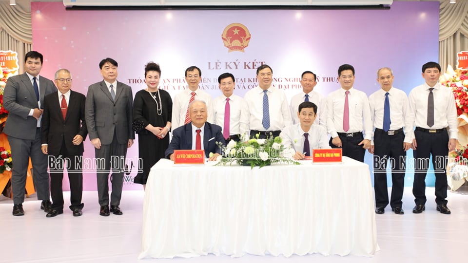 Les dirigeants provinciaux ont assisté à la cérémonie de signature de l'accord de développement de projet entre Dai Phong Infrastructure Construction Joint Stock Company et JiaWei Group.  