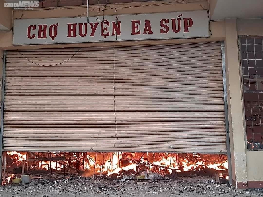 Ea Sup market devastated after fire, small traders cried watching their property burn down - 2