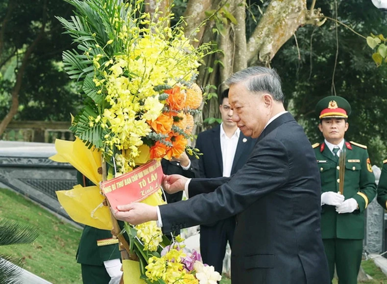 Generalsekretär To Lam opfert Weihrauch an der besonderen nationalen historischen Stätte der Dong Loc T-Kreuzung, Foto 4