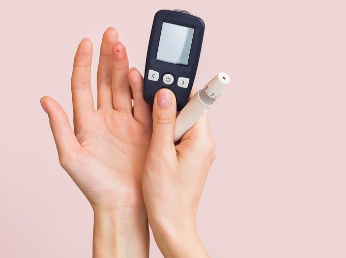 Monitoring blood sugar to control diabetes helps reduce the risk of stroke. Photo: Freepik