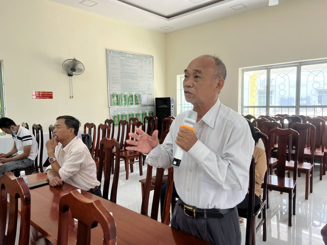 Los votantes del barrio de Vinh Thanh hablan.