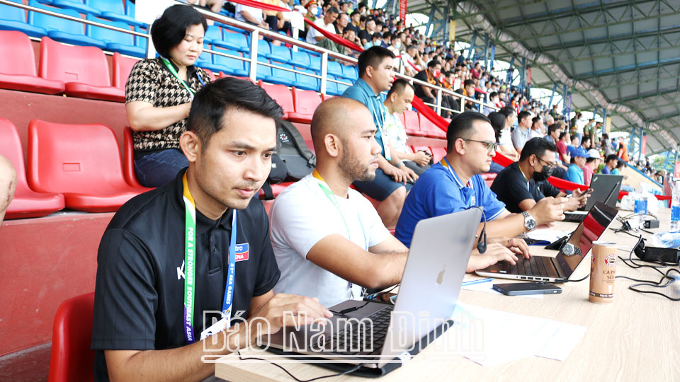 Domestic and international reporters working in the stands of Thien Truong Stadium at the 31st SEA Games held in Nam Dinh.  Article and photos: Khanh Dung