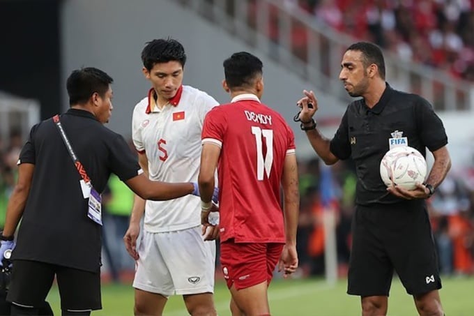 Dendy Sulistyawan (rotes Hemd) beschwerte sich beim Schiedsrichter, nachdem er von Doan Van Hau (weißes Hemd) gefoult worden war. Foto: Bola