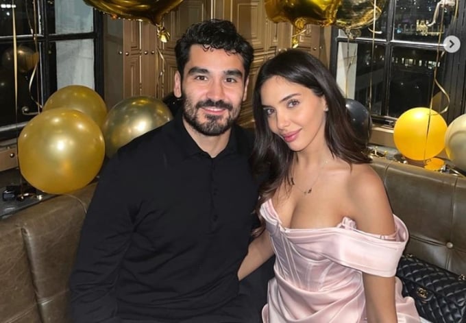 Ilkay Gündogan und seine Frau in einem Restaurant in Manchester.