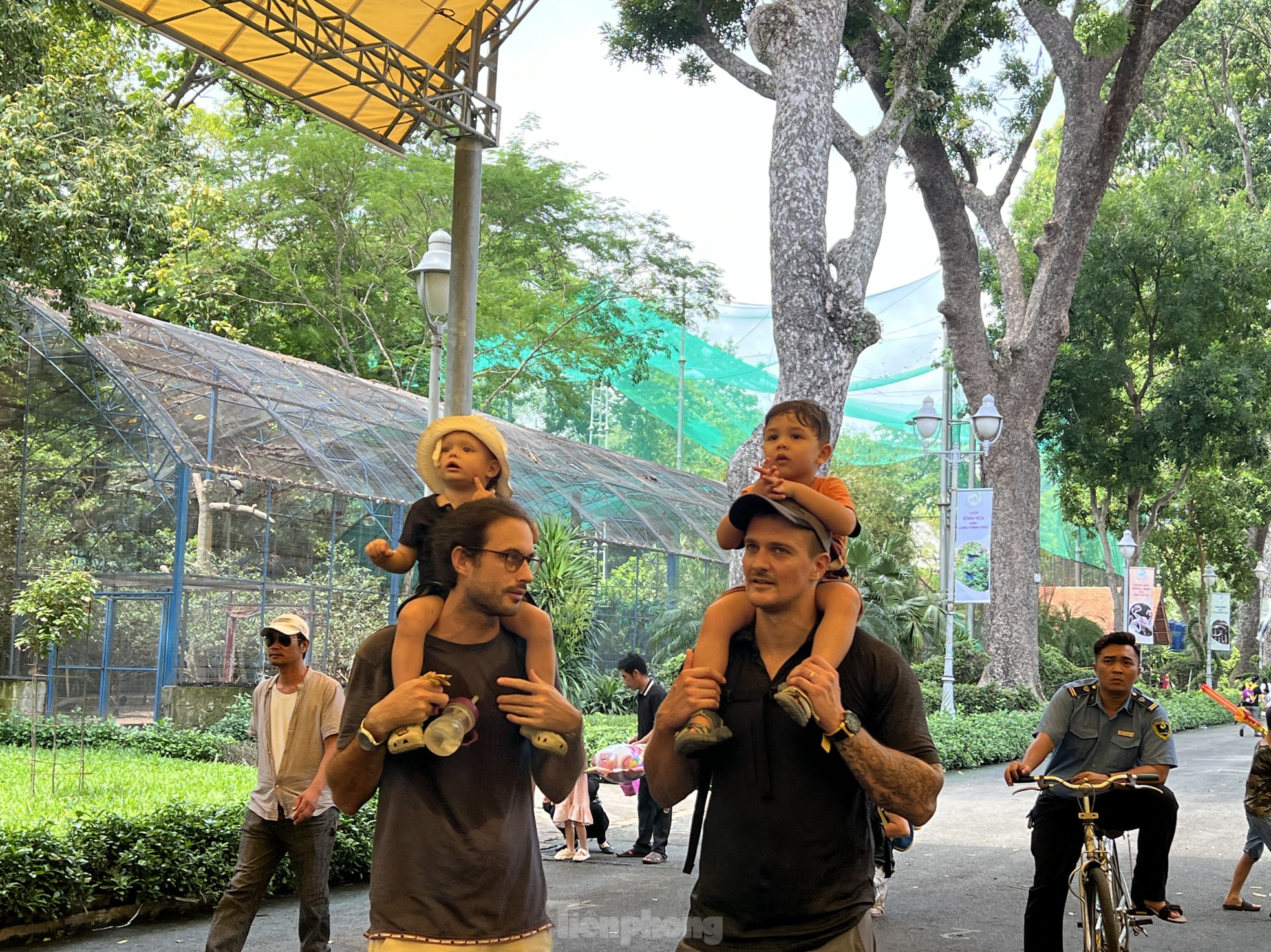 Visiting the Zoo, tourists were surprised to see hippos... brushing their teeth photo 16