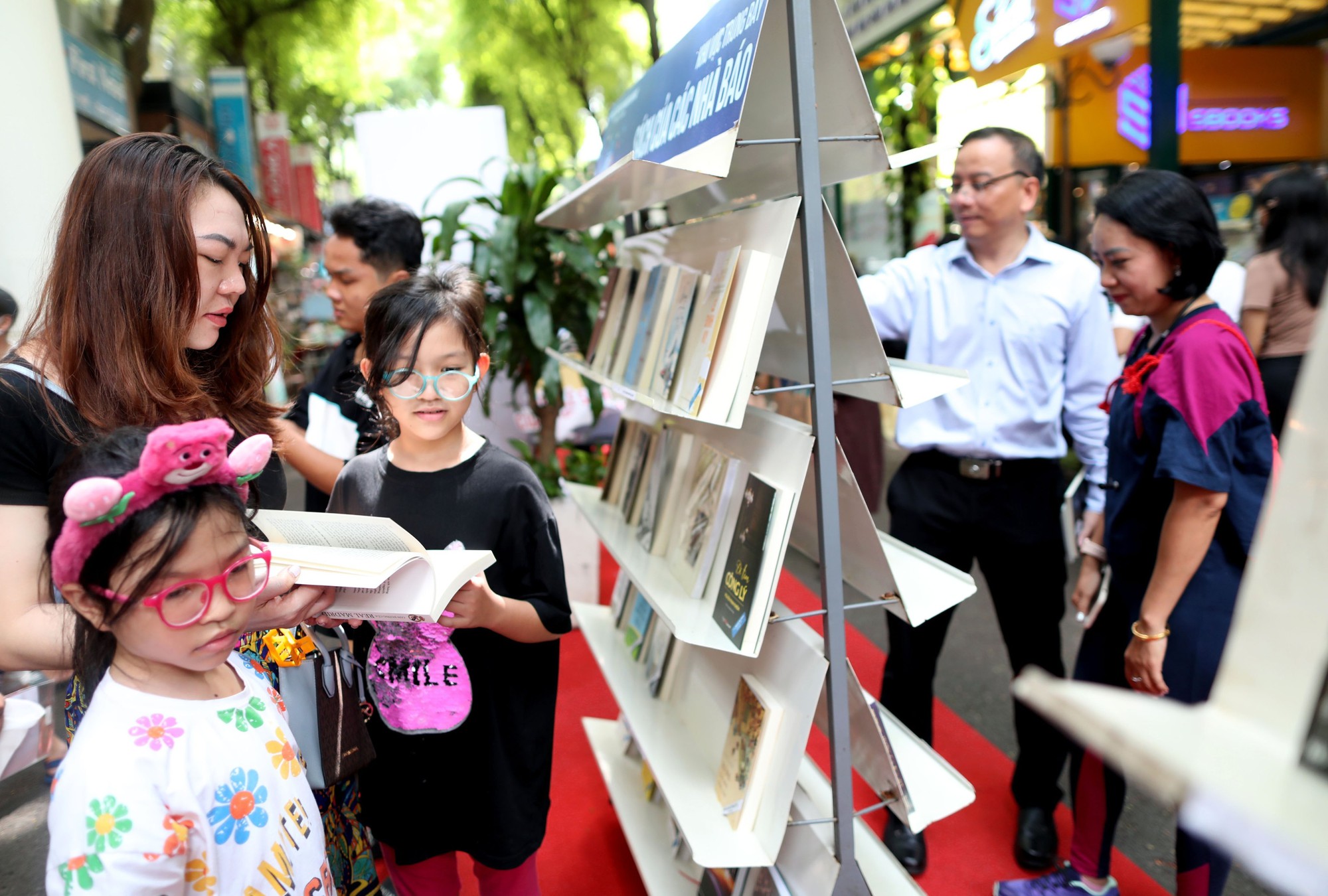 Sôi nổi ngày khai mạc 'Tuần lễ Sách của người làm báo' tại Đường Sách TP.HCM - Ảnh 5.