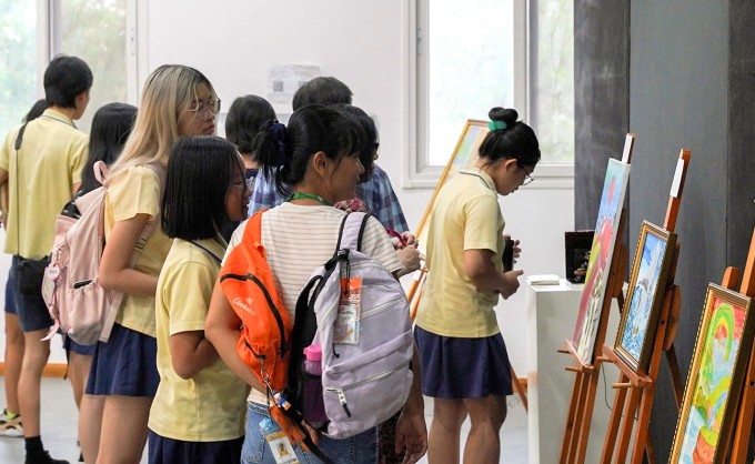 Students and parents participate in the art exhibition of grade 12 students at AISVN school, April 9. Photo: AISVN