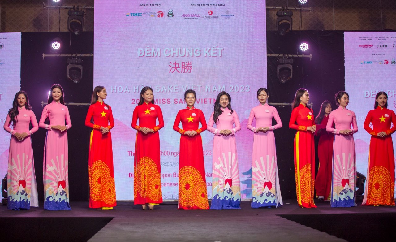 ミス・サケ・ベトナムがファム・ティエン・ガさんの名前を呼ぶ Miss Sake Vietnam gọi tên Phạm Thiên Nga