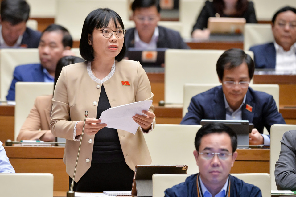 La delegada de la Asamblea Nacional, Nguyen Thi Viet Nga (delegación de la Asamblea Nacional de la provincia de Hai Duong), evaluó que la solución y la respuesta a las peticiones de los votantes reciben cada vez más atención y enfoque de las autoridades y ministerios competentes. Foto: Asamblea Nacional.vn