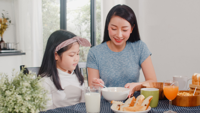 家族はカルシウムを補給するために子供たちに食べ物や牛乳を与えるべきです。写真: Freepik