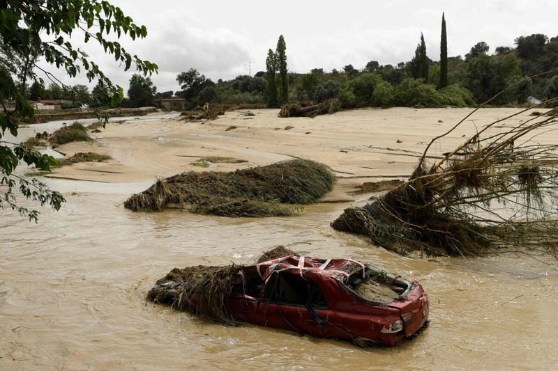 Ô tô bị phá hủy giữa sông ở thị trấn Aldea del Fresno, vùng Madrid vào ngày 4/9/2023. (Nguồn: AFP)