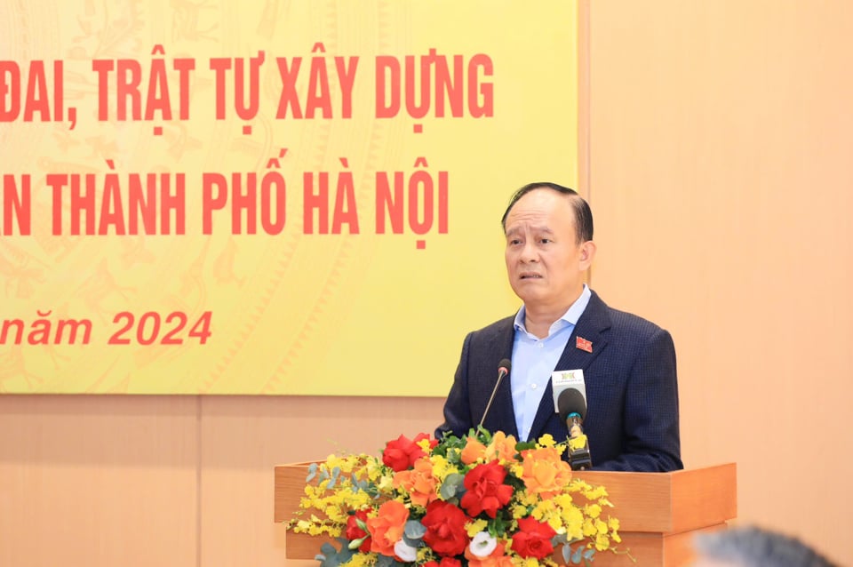 El presidente del Consejo Popular de Hanoi, Nguyen Ngoc Tuan, pronunció un discurso final en la sesión de explicación.