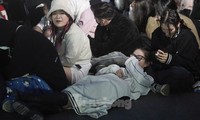 Miles de aficionados durmieron y formaron fila bajo el viento frío desde las 3 de la mañana en el Estadio My Dinh.