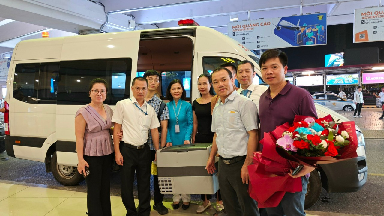vietnam airlines van chuyen tang hien cuu nguoi tu nghe an den ha noi hinh 2
