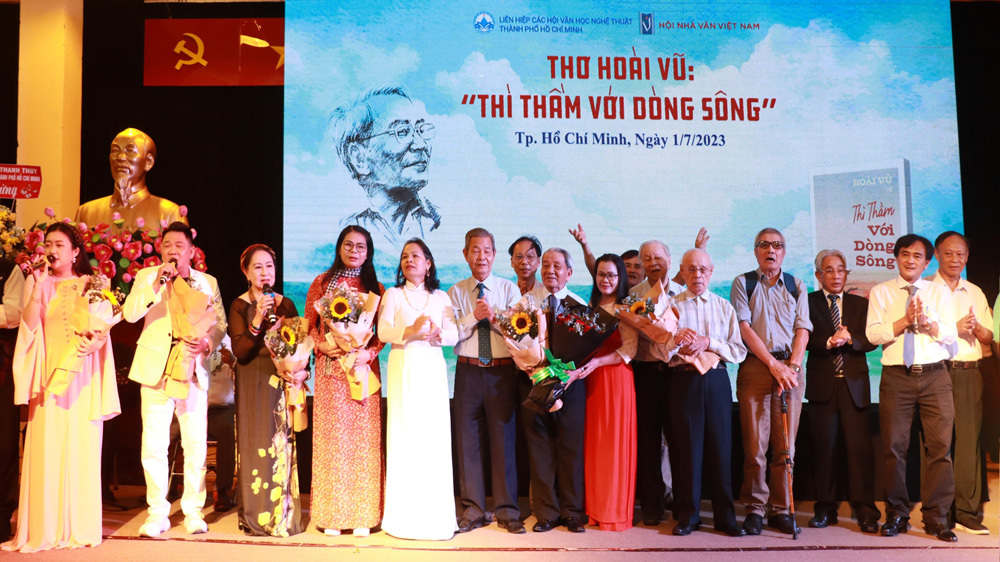 The audience and the poet sang the song Vam Co Dong together.
