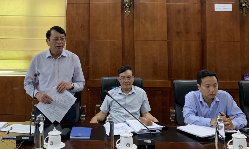 Le président du Comité populaire provincial, Hoang Xuan Anh, a travaillé avec l'équipe de soutien du comité de pilotage pour le projet d'autoroute Dong Dang (Lang Son) - Tra Linh (Cao Bang).