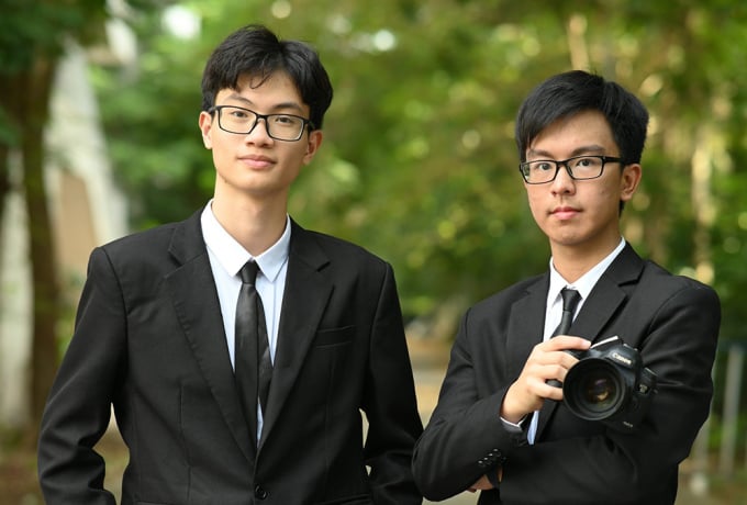 Bao (left) and Minh are two of four 12th grade Physics 1 students at Hanoi - Amsterdam High School for the Gifted who won ASEAN scholarships. Photo: Provided by the character