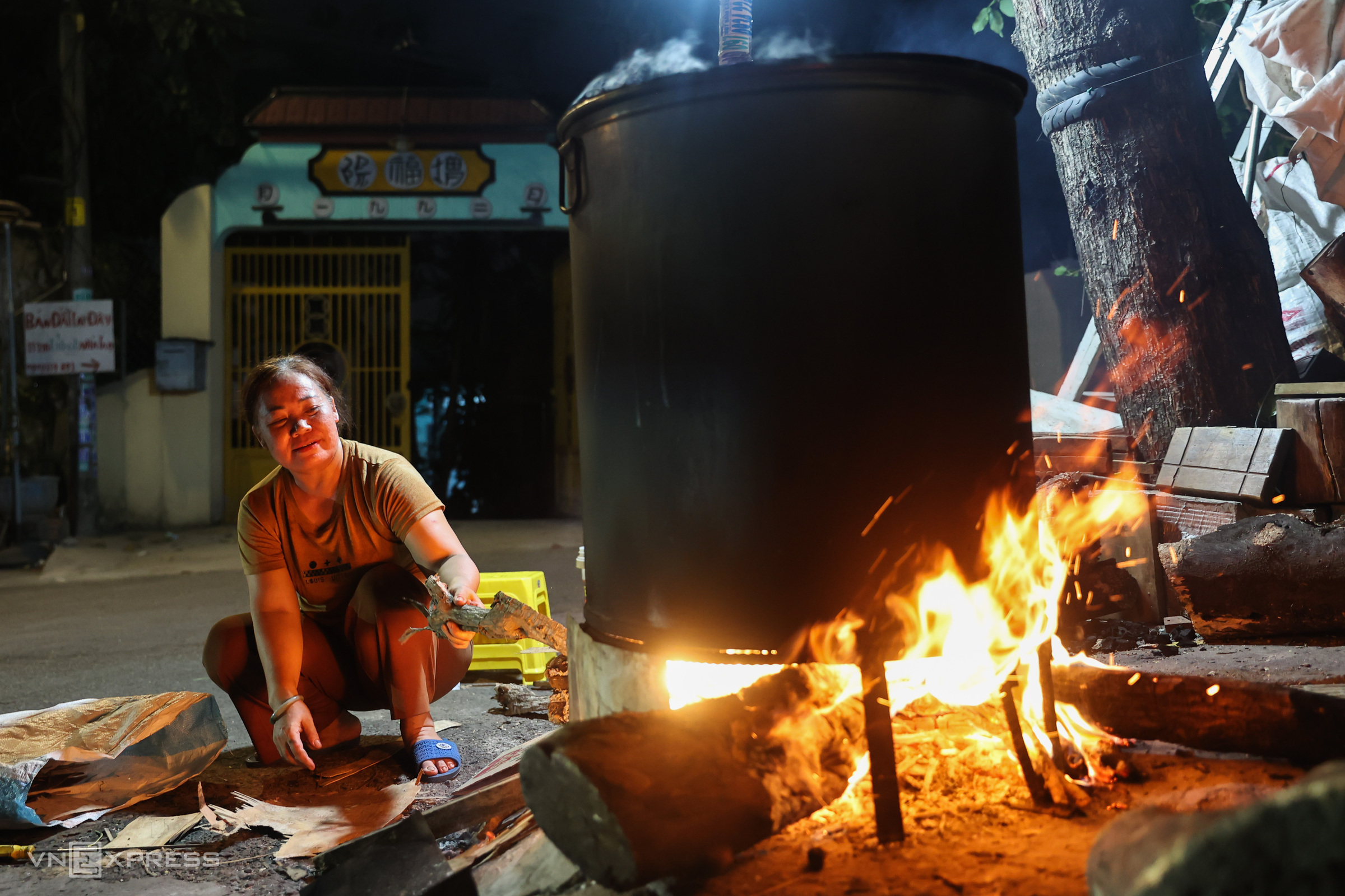 Les habitants de Saïgon cuisinent du banh chung et du banh tet dans chaque ruelle.