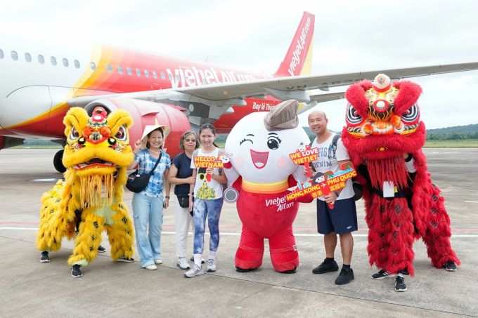 Los pasajeros del primer vuelo que reanudó la ruta Hong Kong - Phu Quoc fueron recibidos en el aeropuerto de Phu Quoc el 1 de julio.