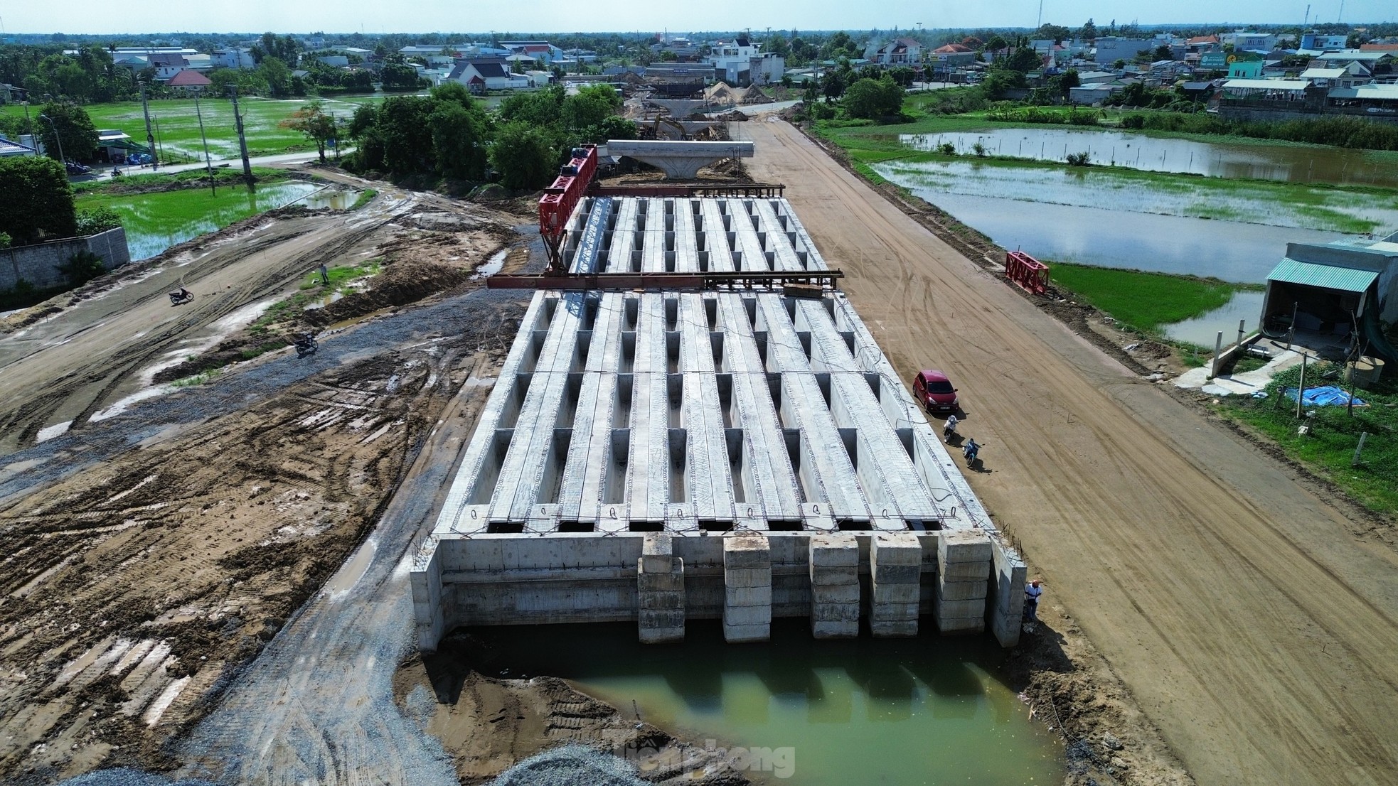 Long An wird mit Hochdruck ausgebaut, um die Ringstraße 3 von Ho-Chi-Minh-Stadt mit der Schnellstraße Ben Luc – Long Thanh zu verbinden (Foto 1).