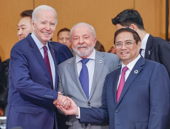 นายกรัฐมนตรี Pham Minh Chinh นายกรัฐมนตรี Biden และประธานาธิบดี Luiz Inácio Lula da Silva ของบราซิล ในการหารือเรื่อง Towards a Peaceful, Stable and Prosperous World เมื่อวันที่ 21 พฤษภาคม ที่เมืองฮิโรชิม่า ประเทศญี่ปุ่น ภาพ : VNA