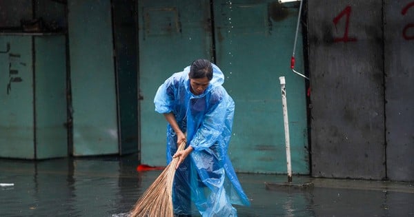 La gente que rodea el mercado de Thu Duc vuelve a tener dificultades debido a las graves inundaciones.