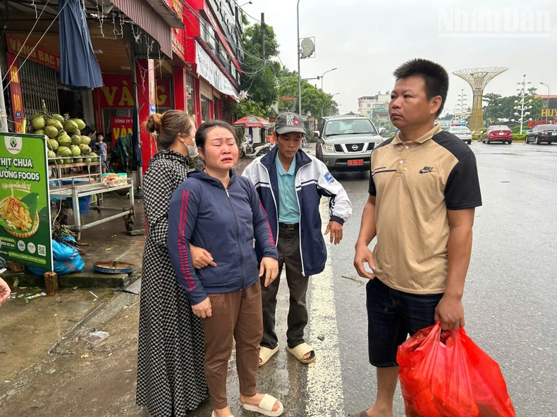 Die Überschwemmungen des Thao-Flusses überschreiten das historische Niveau, steigende Wasserstände des Roten Flusses wirken sich auf einige Gebiete in Hanoi aus, Foto 57