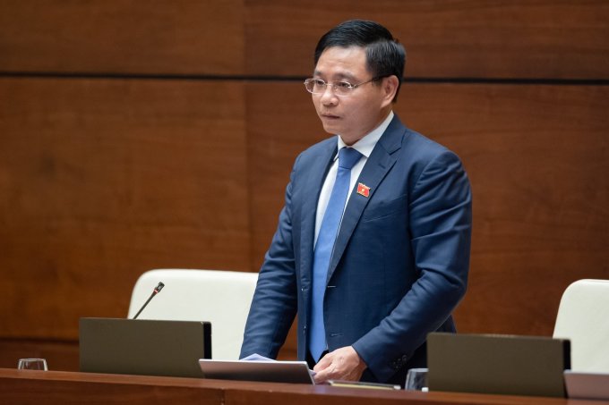 Minister of Transport Nguyen Van Thang answers questions before the National Assembly on the morning of June 8. Photo: National Assembly Media