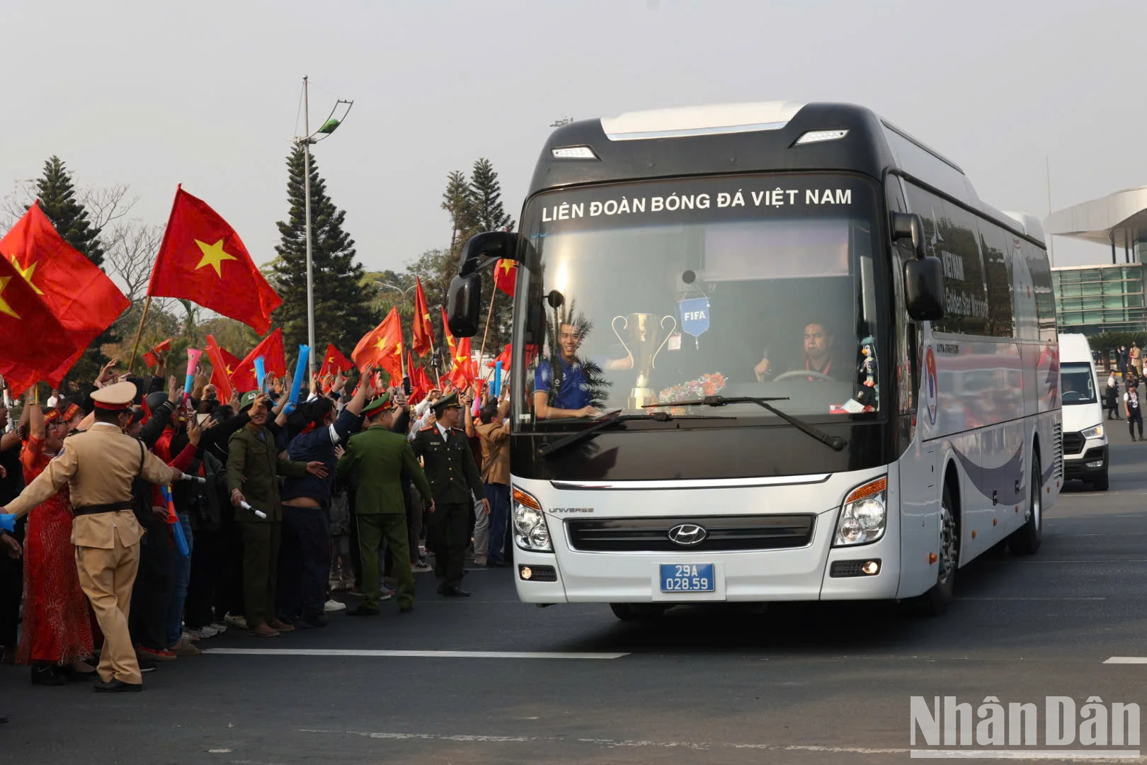 [Photo] Fans welcome the champions home photo 10