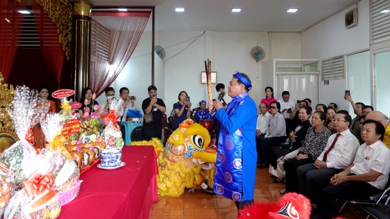 ศิลปินผู้มีเกียรติ หู ดานห์ แสดงพิธีการสวดมนต์บูชาบรรพบุรุษ ภาพ: THUY BINH