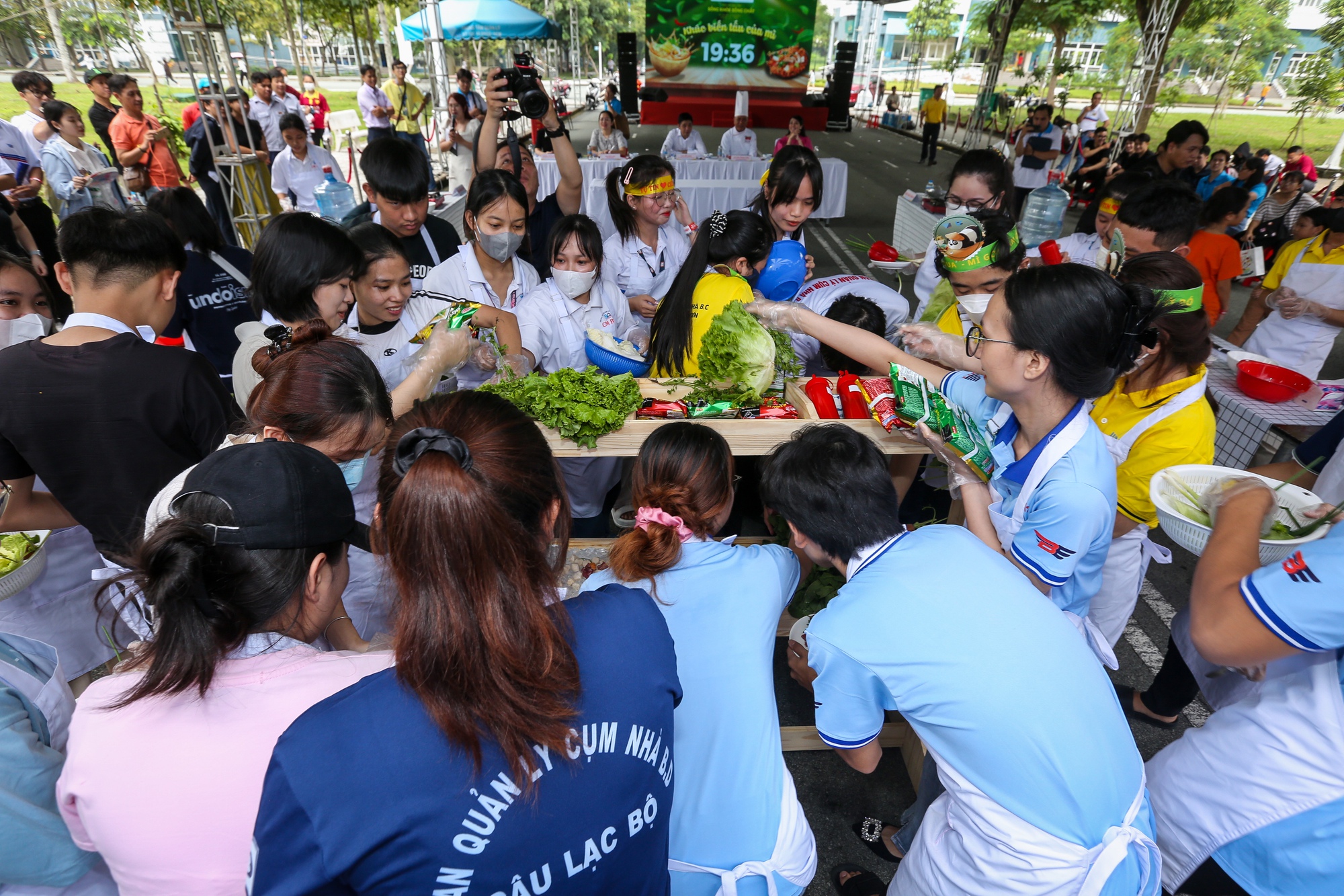 Hàng ngàn sinh viên tranh tài… nấu mì - Ảnh 1.