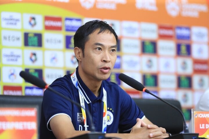 Interim coach Le Duc Tuan of Hanoi FC.