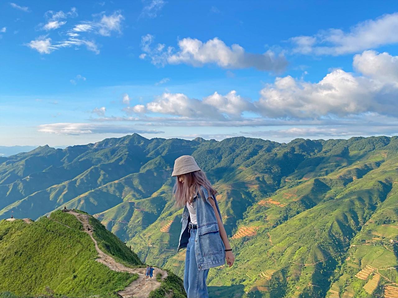 Sống lưng khủng long Háng Đồng: Là đoạn đường nằm trên đỉnh núi Chống Tra, xã Háng Đồng, huyện Bắc Yên, tỉnh Sơn La, cách trung tâm thị trấn khoảng 25 km. Đường đi đến đây khá trắc trở, nhưng khi đặt chân tới nơi bạn sẽ hoàn toàn bị chinh phục bởi cảnh núi non trùng điệp, hùng vĩ.