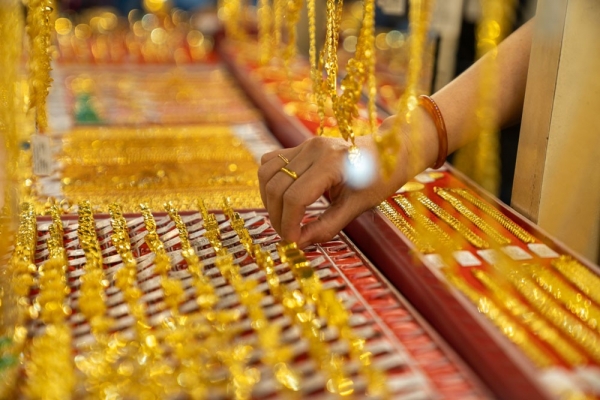 World gold "turns around" and drops shockingly due to the US Dollar and high yields