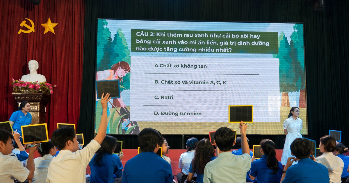 Expertos orientan a estudiantes a comer comida rápida de forma saludable