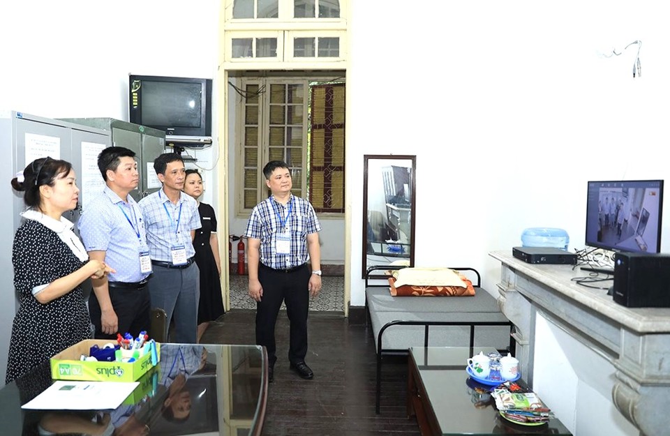 Đoàn công tác Sở GD&ĐT Hà Nội kiểm tra công tác chuẩn bị tổ chức kỳ thi tốt nghiệp THPT tại điểm thi Trường THPT Trần Phú - Hoàn Kiếm (Ảnh: Q.T)