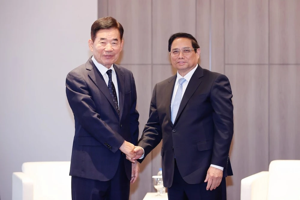Premierminister Pham Minh Chinh empfing Herrn Kim Jin Pyo, Vorsitzender der Korea Global Innovation Research Association und ehemaliger Sprecher der koreanischen Nationalversammlung. (Foto: Duong Giang/VNA)
