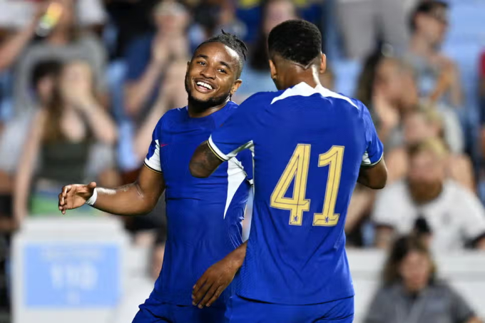 El nuevo fichaje Nkunku (izquierda) celebra el gol del Chelsea en la victoria sobre el Wrexham en la mañana del 20 de julio. Foto: Chelsea FC