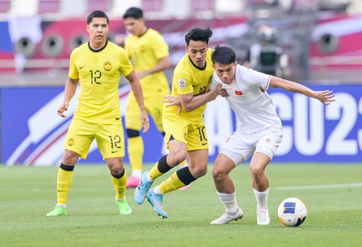 Pha tranh chấp giữa cầu thủ U23 Việt Nam (áo trắng) với U23 Malaysia - Ảnh: AFC